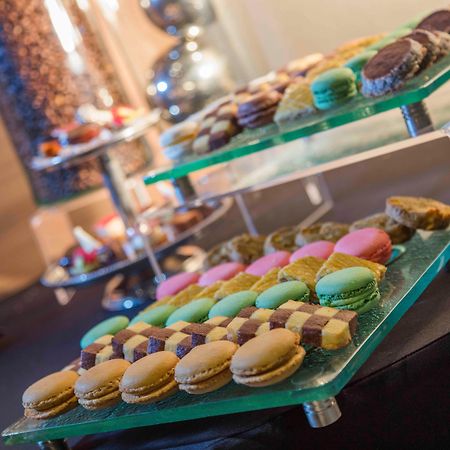 Presidente Intercontinental Mexico City By Ihg Zewnętrze zdjęcie A selection of petits fours