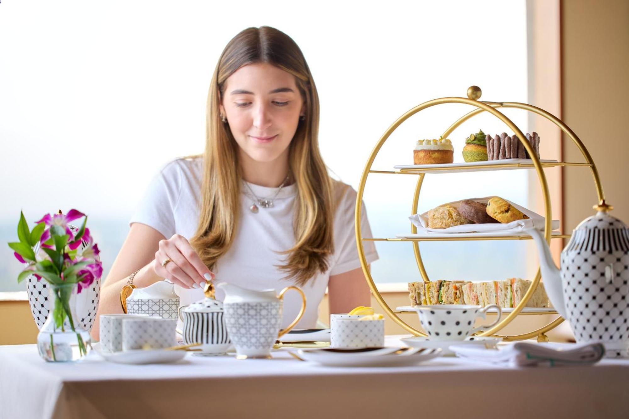 Presidente Intercontinental Mexico City By Ihg Zewnętrze zdjęcie A woman preparing tea